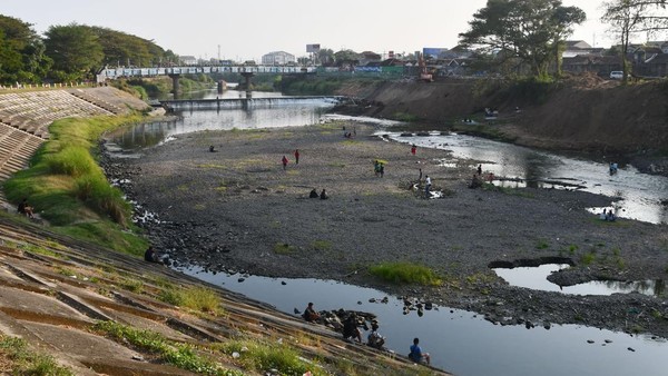 Penampakan Sungai Madiun Telah Mengering Akibat Kemarau